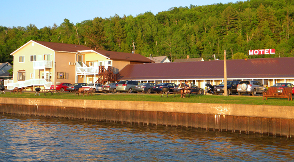 Munising Michigan waterfront Lodging